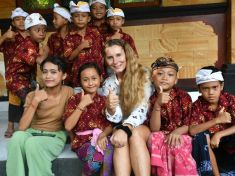 Bali? Většinu lidí zajímá jen pozlátko. O místních lidech a kultuře neví nic, říká Sarah Hlousek