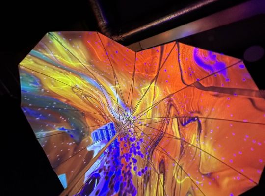 V pražském nákupním centru vyrostla Galaxie barev - prostor, kde se moderní technologie pojí s digitálním uměním