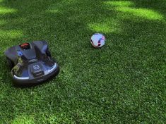 Tanec ve stylu Brolina, Crouche nebo Ronalda. Husqvarna promění 150 tisíc robotických sekaček na nevšední fotbalové fanoušky