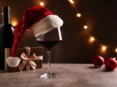 Normální je nepít, přesto během Vánoc holdujeme alkoholu. Čím to je?