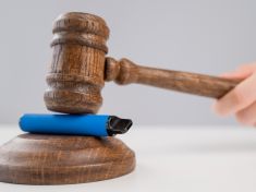 Vláda ČR chystá nová pravidla pro nikotinové sáčky, kratom, konopí i CBD