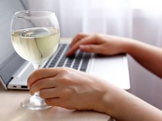 Alkohol, prášky na uklidnění, ale třeba i kokain. Proč ženy k některým závislostem tíhnou více nežli muži?