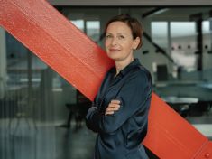 Introverti dělají chybu, když se extrovertům snaží vyrovnat, říká terapeutka