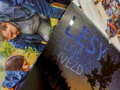 Kalendář „Lesy plné hvězd“ letos Vojenské lesy rozdají lidem jako vánoční dárek