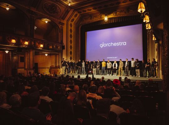 Multižánrová glorchestra nově jako bienále. Letos uvede první sólový projekt „powered by glorchestra“ a opět přispěje na dobročinné účely