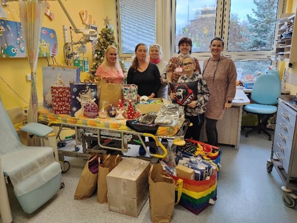 m pani lenka vpravo pri predavani materialni pomoci