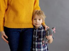 Dospělí jsou divní. Nehrají si, moc se nesmějí. Proč? Vždyť je to tak snadné a je to zábava