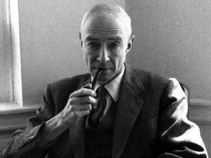 Ničitel světů Oppenheimer se podílel na smrti statisíců lidí. Atomovku řešil i s Einsteinem
