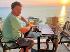 „Moje epizody mě dovedly až k profesionálnímu hraní pokeru. Žít musím tam, kde je zdravotní péče.“ Příběh muže, který našel rovnováhu v chaosu