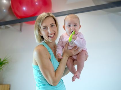 Nejdůležitější dovedností ve vývoji dítěte je lezení po čtyřech, říká autorka průvodce prvním rokem života miminka