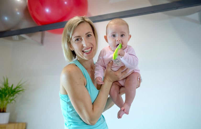 Nejdůležitější dovedností ve vývoji dítěte je lezení po čtyřech, říká autorka průvodce prvním rokem života miminka