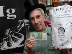 Na letošních Ig Nobelových cenách bylo rušno. Olizování kamenů, zombie pavouci a jedna velmi chytrá toaleta