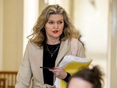 Extremistická sekta se dostala až do Čech: Kdo vyrazil dveře u soudu s Janou Peterkovou a podpořil včera Patrika Tušla?