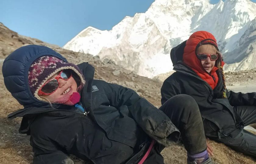 Čtyřletá dívka došla do základního tábora na Mount Everestu. Byl to úctyhodný výkon, nebo hazard?