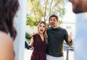 Buranem snadno a rychle: Lektor etikety varuje před chybami, které na návštěvě dělá skoro každý