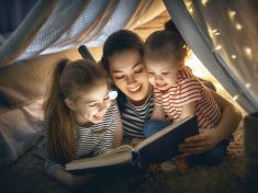 Pohádkový svět, nebo drsná realita? Na výchově dětí se neshodnou ani odborníci