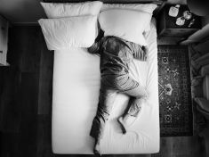 Tělo ve spánku vypne brzdy. Porucha v REM spánku promění sny ve skutečnost. A někdy i v nebezpečí