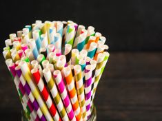 Papírová brčka: Rozmáčí se, nefungují a škodí zdraví