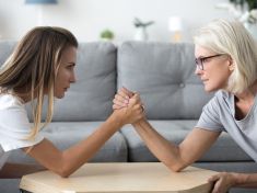 Prarodiče nejsou „jesle zdarma“. Psycholožka o mezigeneračních vztazích: Kdy jsme už opravdu dospělí?