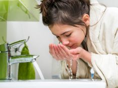 Syn nesnáší mytí obličeje. Máte to stejně? Přizpůsobte ranní i večerní rutinu svému typu pleti