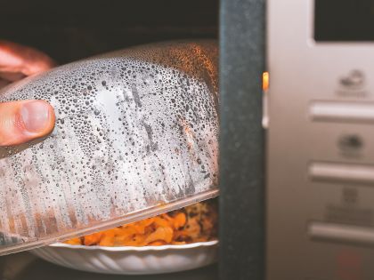 Na kontaminaci mikroplasty si jídlo ani nemusíte ohřívat v plastových krabičkách v mikrovlnce. Stačí ho v nich skladovat