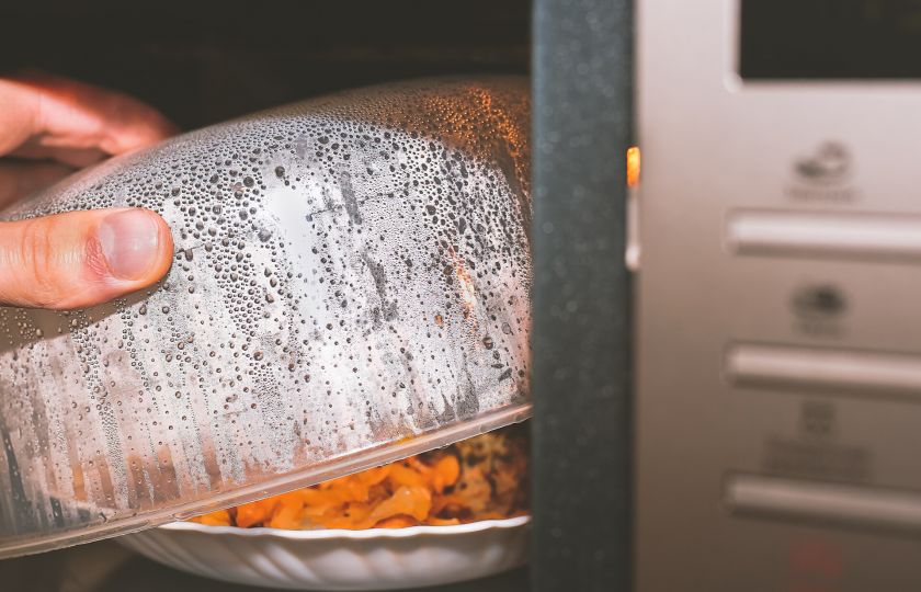 Na kontaminaci mikroplasty si jídlo ani nemusíte ohřívat v plastových krabičkách v mikrovlnce. Stačí ho v nich skladovat
