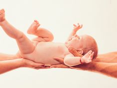 Věčné děti: Novorozenecké reflexy vás mohou provázet až do dospělosti