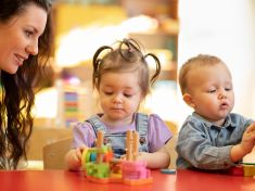 Dítě do jeslí klidně šoupnou v roce a půl. Na „ambiciózní“ matky společnost hledí přes prsty