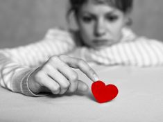 Je konec, zavři oči, odcházím. Jak se rozejít s někým, koho stále milujete