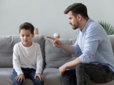 Za problémy se sebedůvěrou může i kritická výchova. Poznáte se v 16 znacích?