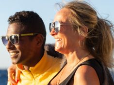 Štěstí si za peníze nekoupíš? Pod tropickým sluncem je k mání jeho dokonalá, leč dočasná iluze