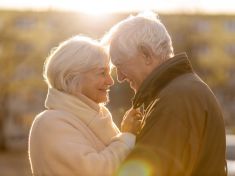 Sexualita v domovech seniorů nemá být tabu. Brzdí ji předsudky i nedostatek soukromí