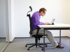 Hlavu vzhůru! Když se budete hrbit, začnou vás bolet záda a zblbnete