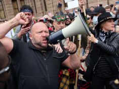 Všechno, co jsme kdy věděli, je lež. Proč se z vyznavačů wellness stávají pomatení fašisté?