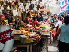 Lahůdky amazonské gastronomie: Ryby a rýže na všechny způsoby, plznička i živé larvy