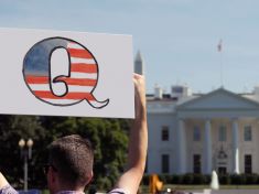 Oběti Q´Anonu: Nenávist silnější než rodinná pouta