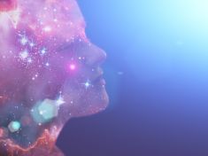 Lidská duše existuje. Podle dvojice vědců se po smrti vrací do vesmíru