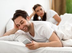 Ani neví, jestli je reálná, vzrušuje ho jen to, že někde je. Manžel má virtuální vztah a já se cítím podvedená