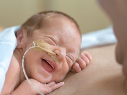 Jak navázat kontakt s miminkem, které jste přímo neporodili? Tatínkům pomůže kontakt kůže na kůži