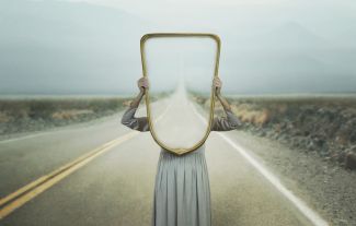 Neviditelná po padesátce: Když žena zmizí z rodiny, vztahů i společnosti