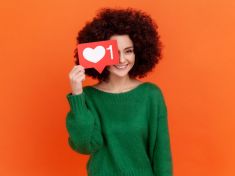 Parasociální vztahy: Co to je a kdy nám mohou vážně uškodit?