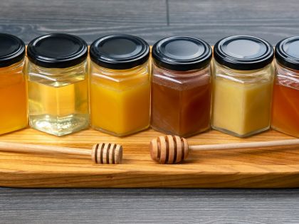 Není med jako med. Kvalitním produktům konkurují i „nastavované“ imitace
