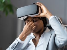 Kybernetická nevolnost a ženy: Proč je virtuální realita méně přátelská k něžnému pohlaví?