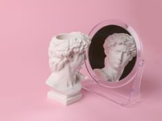 Trocha narcismu neškodí. Kdy může být užitečný a kdy už se stává patologickým?