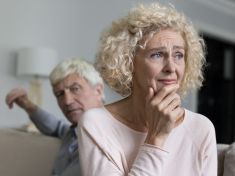 Co už do zdravého vztahu nepatří. Má být zdrojem pocitu lásky a bezpečí, ne pochybností 