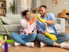 Chcete harmonický vztah? Berte péči o domácnost jako společný projekt, radí psychoterapeutka