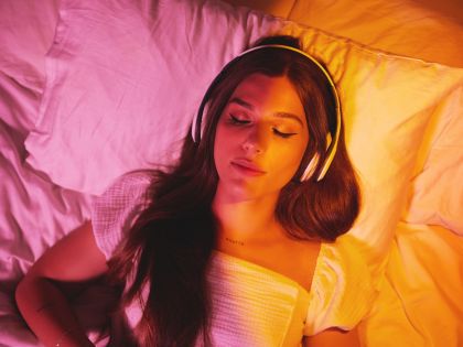 Během spánku se lze učit nová slova i cizí jazyky. Jak mozek v noci pracuje?