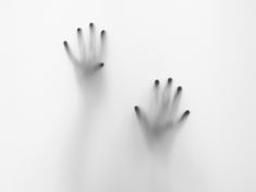 Levá vás škrtí, pravá se jí v tom snaží zabránit. Syndrom cizí ruky vás může zabít