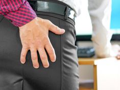 Lascivní narážky nejsou doménou šéfů. Mnohem častěji si jimi frustraci vybíjí podřízení muži