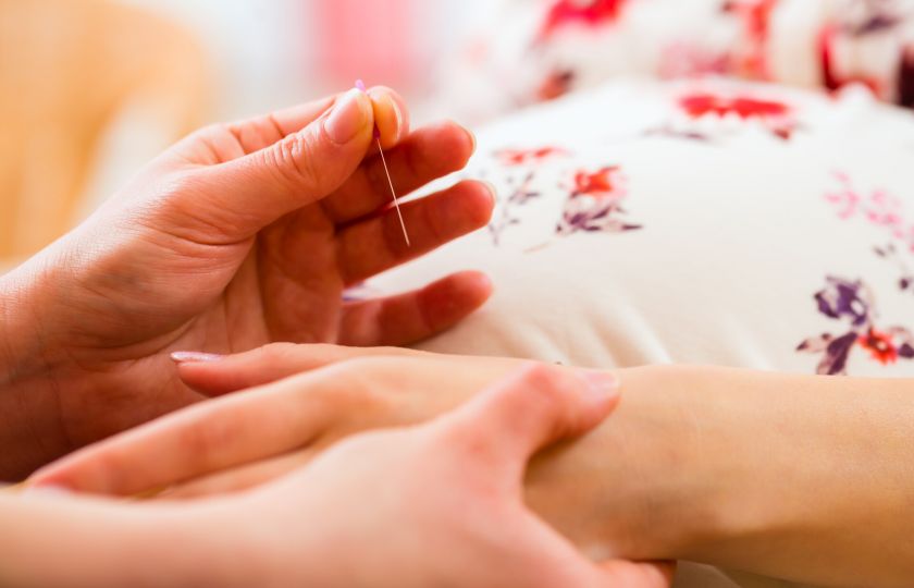 Australský akupunkturista vysvětluje, jak může tisíce let stará metoda pomoci nastávajícím maminkám